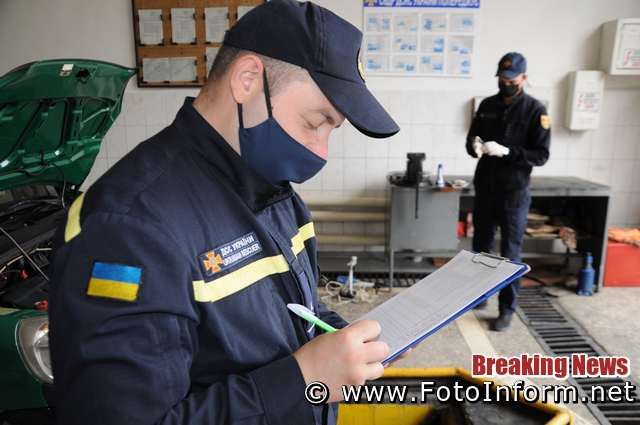 З метою підтримання належного технічного стану пожежно-рятувальної техніки Управління ДСНС в області та підпорядкованих підрозділів, співробітники служби безпеки дорожнього руху Управління проводять обов’язковий технічний контроль (ОТК) транспортних засобів із застосуванням приладів технічного контролю.