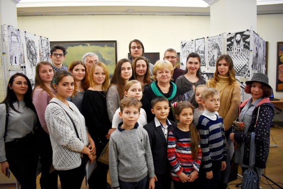 У Кропивницькому, виставка «Між білим та чорним»,
