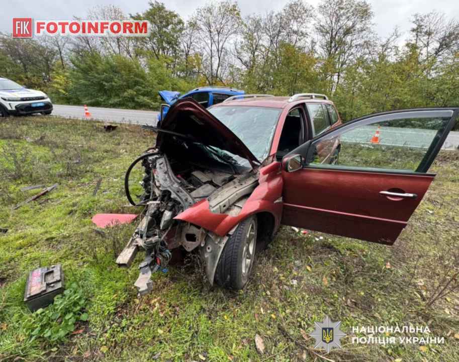 Поліція працює на місці зіткнення автомобілів Renault Megane та Ravon R2 на автодорозі М-30 під Кропивницьким