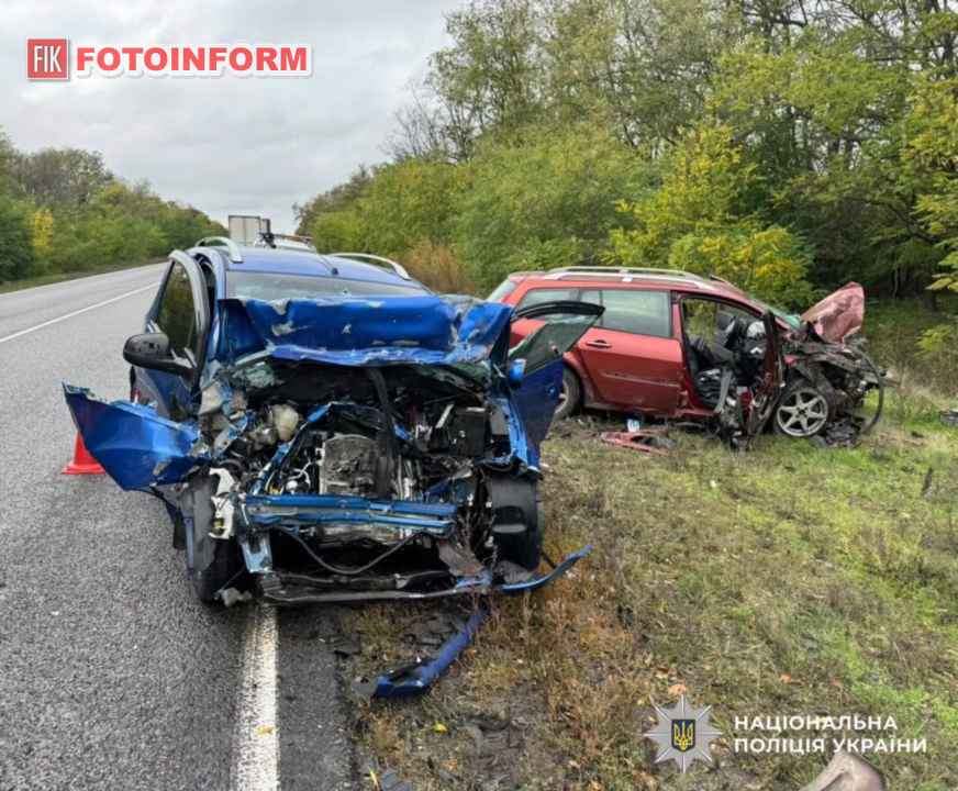Поліція працює на місці зіткнення автомобілів Renault Megane та Ravon R2 на автодорозі М-30 під Кропивницьким