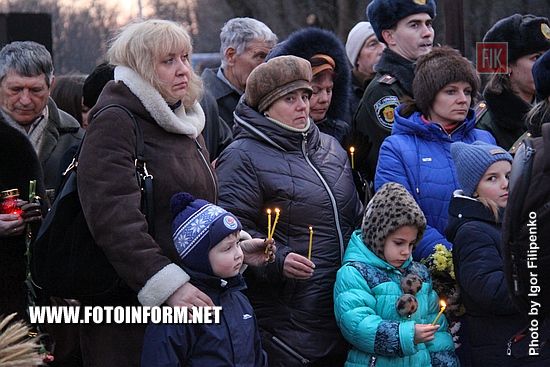 Кропивницкий: на Крепостных валах почтили память жертв Голодомора (ФОТО)