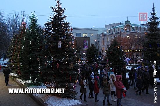 Сегодня, 19 декабря, по случаю Дня Святого Николая на площади возле городского совета состоялись торжества.