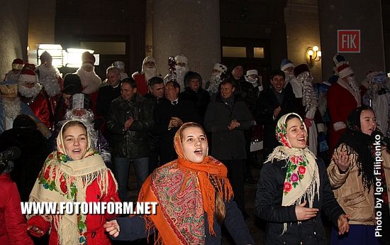 Сегодня, 19 декабря, по случаю Дня Святого Николая на площади возле городского совета состоялись торжества.