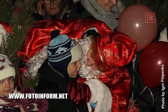 Сегодня, 19 декабря, по случаю Дня Святого Николая на площади возле городского совета состоялись торжества.
