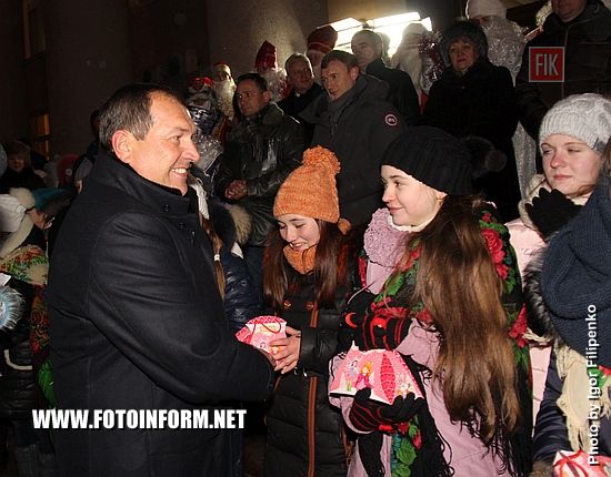 Сегодня, 19 декабря, по случаю Дня Святого Николая на площади возле городского совета состоялись торжества.