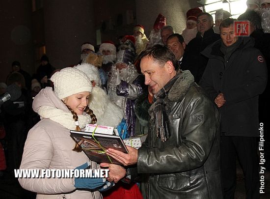Сегодня, 19 декабря, по случаю Дня Святого Николая на площади возле городского совета состоялись торжества.