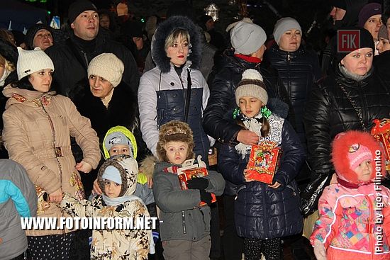 Сегодня, 19 декабря, по случаю Дня Святого Николая на площади возле городского совета состоялись торжества.