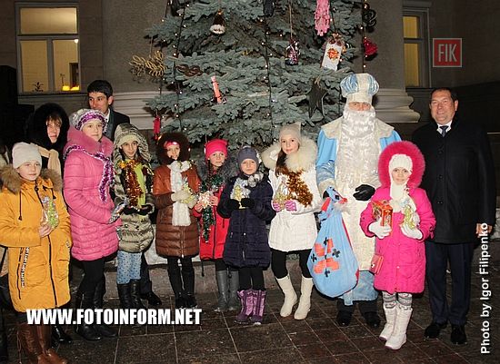 Сегодня, 19 декабря, по случаю Дня Святого Николая на площади возле городского совета состоялись торжества.