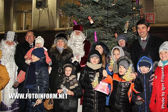 Сегодня, 19 декабря, по случаю Дня Святого Николая на площади возле городского совета состоялись торжества.