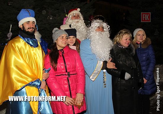 Сегодня, 19 декабря, по случаю Дня Святого Николая на площади возле городского совета состоялись торжества.