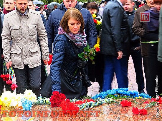 Сегодня, 13 октября , в Кропивницком состоялось возложение цветов к памятным знакам по случаю Дня защитника Украины при участии руководства города и области на мемориальном комплексе "Крепостные валы".