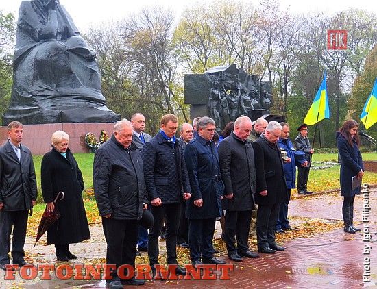 Сегодня, 13 октября , в Кропивницком состоялось возложение цветов к памятным знакам по случаю Дня защитника Украины при участии руководства города и области на мемориальном комплексе "Крепостные валы".