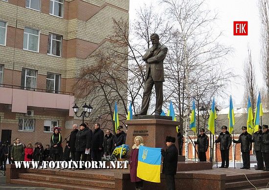 В праздничных мероприятиях приняли участие представители областной и городской власти. 