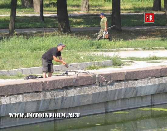 Держпродспоживслужба в Кіровоградській області зараз рекомендує мешканцям Кропивницького не купатися та не рибалити в Інгулі.
