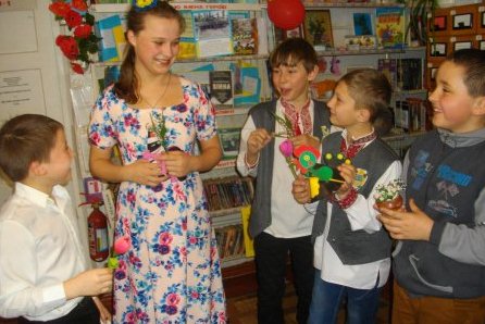 Напередодні Міжнародного жіночого дня колектив бібліотеки-філії №10 запросив своїх користувачів на літературно-мистецьке свято «Як добре, що на світі є жінки».
