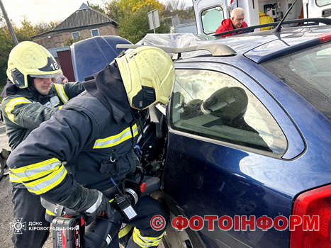 На Кіровоградщині рятувальники деблокували чоловіка з пошкодженого внаслідок ДТП автомобіля (ФОТО)