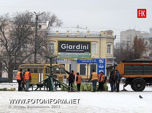 Сегодня на центральной площади нашего города начались работы по установке Главной новогодней елки области, сообщает FotoInform