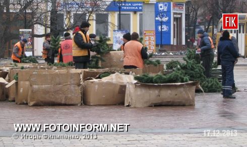 В Кировограде на площади им. Кирова вовсю идет установка новогодней елки.