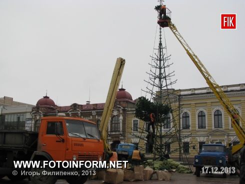 В Кировограде на площади им. Кирова вовсю идет установка новогодней елки.