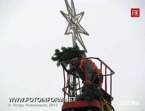 В Кировограде на площади им. Кирова вовсю идет установка новогодней елки.