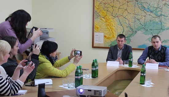 Про підсумки роботи взимку та витрати дорожнього господарства у цей час розповів на зустрічі з журналістами начальник Служби автомобільних доріг у Кіровоградській області Вадим Коюденко сьогодні, 14 березня. У порівнянні з зимовим сезоном 2015-2016 дорожники спрацювали більш якісно, хоча й більш затратно.