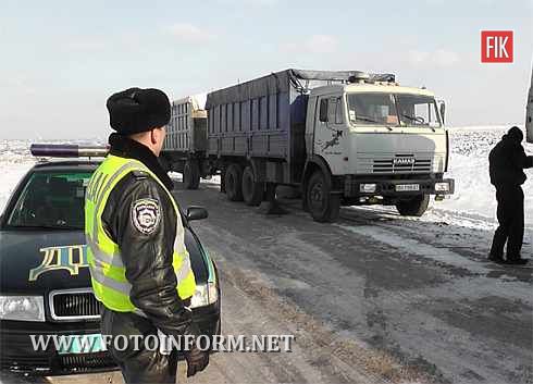 Кіровоградщина міліція допомагала водіям вибратися зі снігового полону (фото)