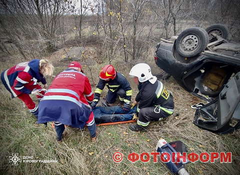 На Кіровоградщині авто вилетіло в кювет і перекинулося (ФОТО)