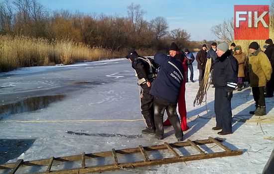 3 січня до Служби порятунку «101» надійшло повідомлення про те, що у с. Чечеліївка Петрівського району місцева жителька, 1981 р.н., пішла у гості через лід на р. Інгулець і не повернулась.