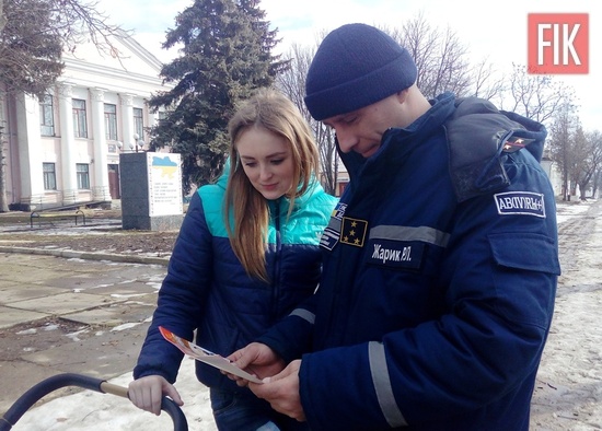 Зустрічі фахівців Служби порятунку з населенням, безпосереднє спілкування на важливі теми, які стосуються збереження життя, здоров’я та майна, – найбільш ефективний метод роботи щодо запобігання пожежам та іншим надзвичайним подіям у побуті.