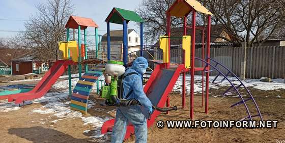 рятувальники надають допомогу