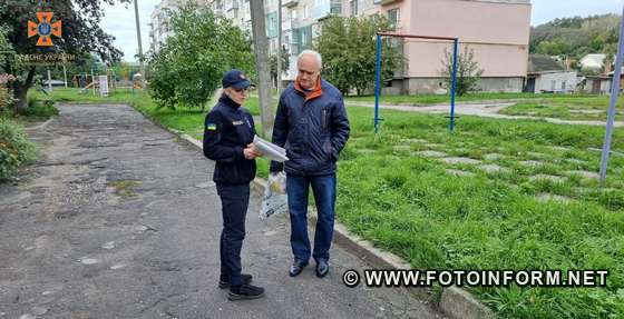 З метою запобігання пожежам у житловому секторі, загибелі й травмуванню людей під час обстрілів і бомбардувань та під час виявлення вибухонебезпечних предметів рятувальники Олександрійського районного управління ГУ ДСНС у Кіровоградській області провели інформаційно-роз’яснювальну роботу серед населення селищ Петрове й Онуфріївка та міст Світловодськ і Олександрія.