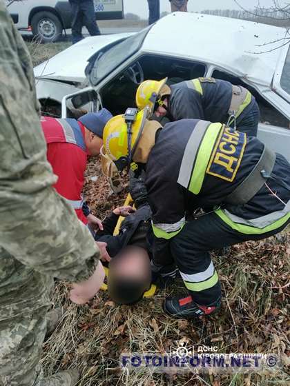 На Кіровоградщині під час ліквідації наслідків ДТП врятовано чоловіка (ФОТО)