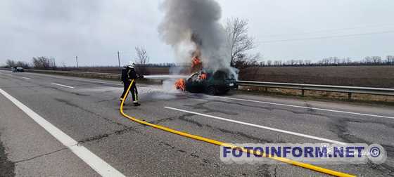 На Кіровоградщині горіла іномарка (ФОТО)