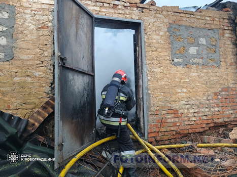 На Кіровоградщині рятувальники ліквідували пожежу кафе та магазину (ФОТО)
