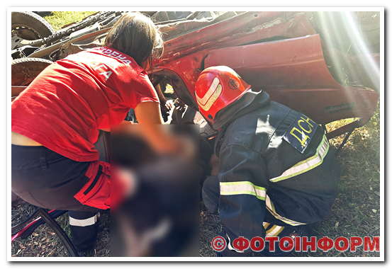 На Кіровоградщині внаслідок ДТП травмовано двох чоловіків, одного з них деблокували рятувальники (ФОТО)