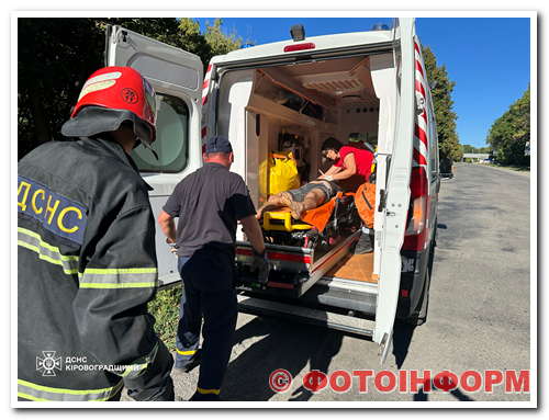 На Кіровоградщині внаслідок ДТП травмовано двох чоловіків, одного з них деблокували рятувальники (ФОТО)