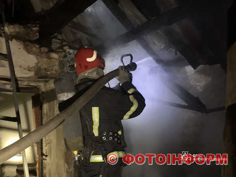  загорілось 6 м2 сміття в нежитловій будівлі