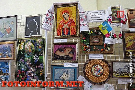 Сьогодні, 14 червня, спеціалісти п’яти міських закладів охорони здоров’я представили свої роботи в різноманітних техніках: вишивка бісером і ниткою, фотографії, малюнки, іграшки.