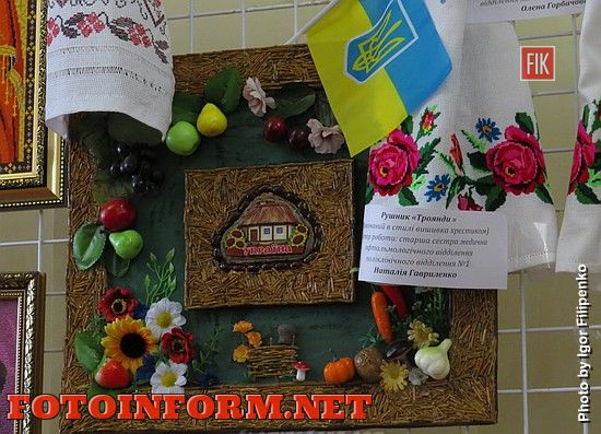 Сьогодні, 14 червня, спеціалісти п’яти міських закладів охорони здоров’я представили свої роботи в різноманітних техніках: вишивка бісером і ниткою, фотографії, малюнки, іграшки.