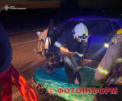 На Кіровоградщині рятувальники деблокували чоловіка з пошкодженого внаслідок ДТП автомобіля