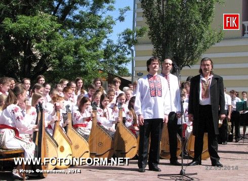 Сегодня, 22 мая, возле памятника Шевченко состоялся митинг по случаю 153-й годовщины перезахоронения праха Т.Г. Шевченко.