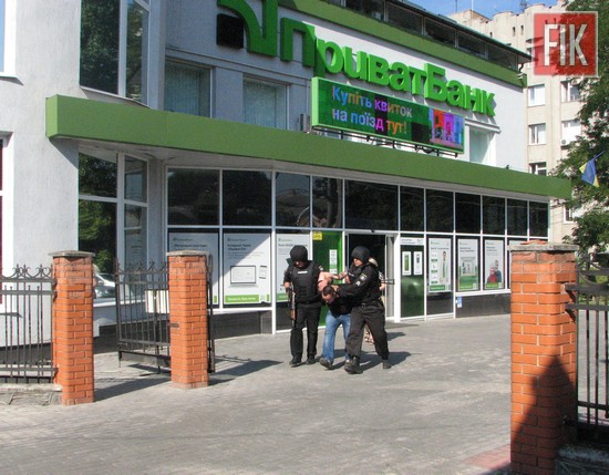 Вчорашній ранок у головному відділенні ПриватБанку на Преображенській видався зовсім не нудним