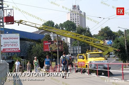 Сегодня на центральном мосту через Ингул производились монтажные работы по установке камер видеонаблюдения, сообщает корреспондент FotoInform.