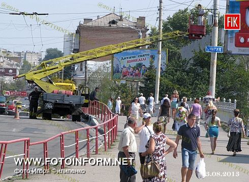 Сегодня на центральном мосту через Ингул производились монтажные работы по установке камер видеонаблюдения, сообщает корреспондент FotoInform.