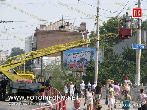 Сегодня на центральном мосту через Ингул производились монтажные работы по установке камер видеонаблюдения, сообщает корреспондент FotoInform.