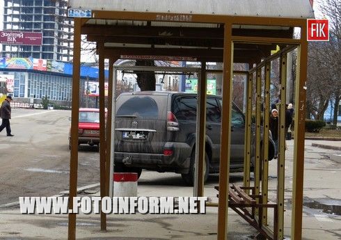 Сегодня в центре города на остановке общественного транспорта напротив супермаркета «Сильпо» автомобиль с европейскими номерами заехал прямо на тротуар.