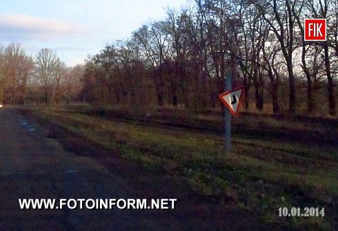 Люди забули про те, що дорожній знак – це не окраса, що стоїть обабіч шляху, а необхідність. Адже дорожні знаки – це дорожні вісники, головні інструкції руху автотранспорту на тому чи іншому відрізку дороги.