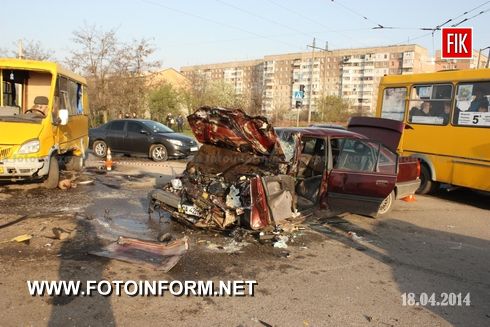 18 квітня о 06:49 до оперативно-координаційного центру У ДСНС України у Кіровоградській області надійшло повідомлення про ДТП на перехресті вул. Жадова та Героїв Сталінграду за участі легкового авто «Опель-Омега» та маршрутного мікроавтобусу «Дельфін».