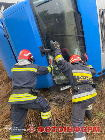 У Кропивницькому рятувальники ДСНС врятували пенсіонера з перекинутої вантажівки (ФОТО)