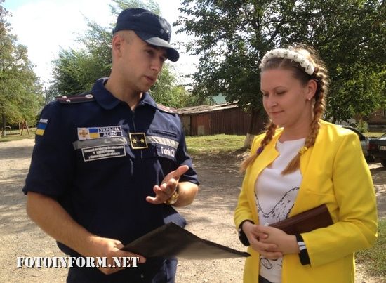 Проведення масово-роз’яснювальної роботи з населенням щодо дотримання правил пожежної безпеки можна вважати одним із найефективніших методів попередження виникнення надзвичайних подій і ситуацій та загибелі людей на них. Під час спілкування з людьми рятувальники у доступній формі пояснюють, як уникнути нещасть у повсякденному житті.
